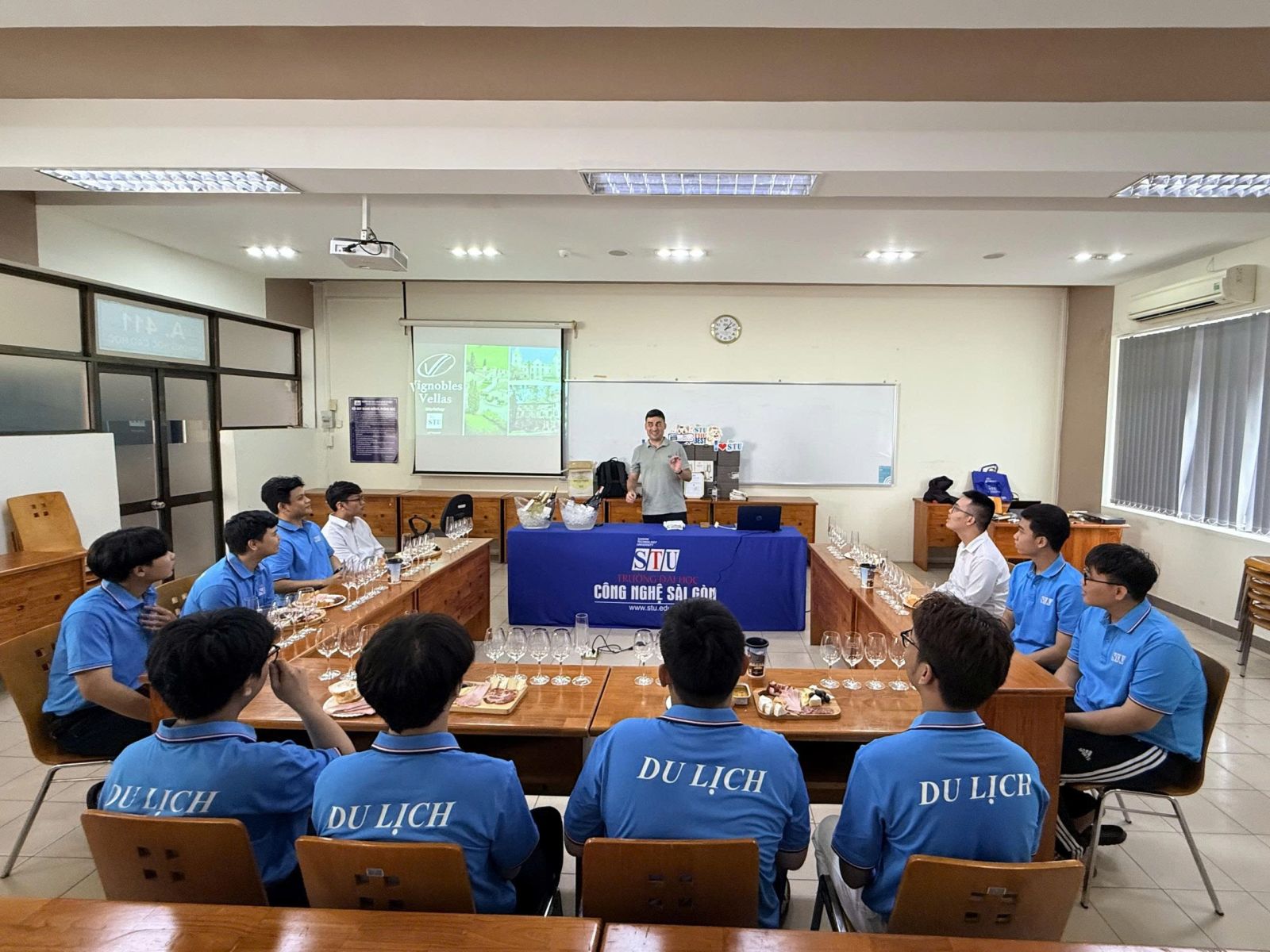 “Chuyến du học Pháp” ngay tại STU: Khi lớp học trở thành hành trình trải nghiệm văn hóa vang Pháp