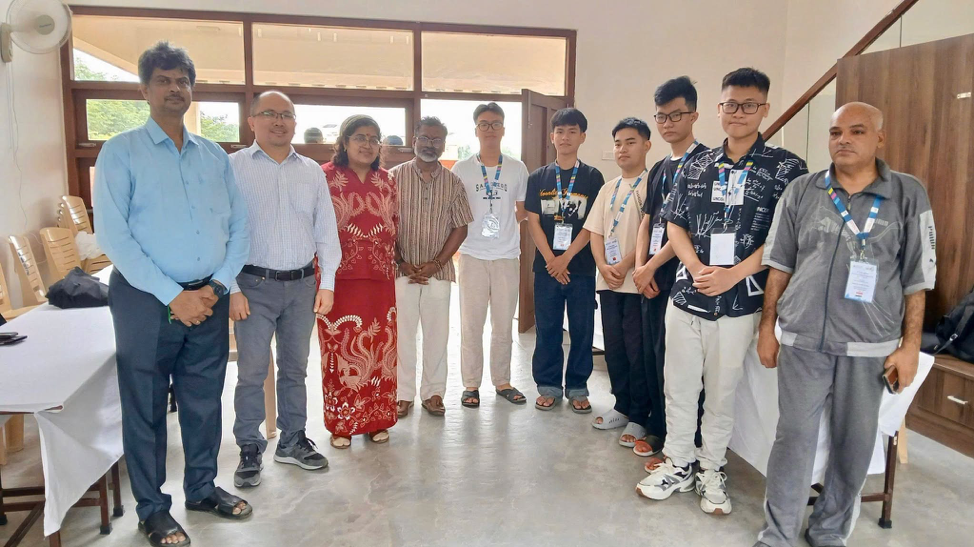 Có thể là hình ảnh về một hoặc nhiều người, mọi người đang cười và cái bục